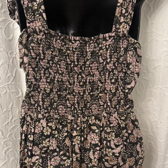 Old Navy Black and Pink Floral Sleeveless Blouse women’s size large smocked back - Picture 5 of 7